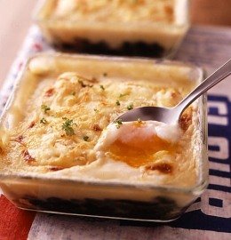 ＜ホウレンソウと温泉卵のグラタン＞とろとろの温泉卵がたまらない！