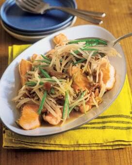 サーモンの野菜あんかけ。片栗粉の代わりにナメコのとろみを活用