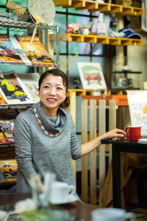 奥多摩に移住し、カフェで接客する妻の直子さん