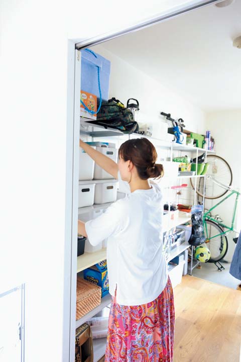 収納スペースで作業する妻