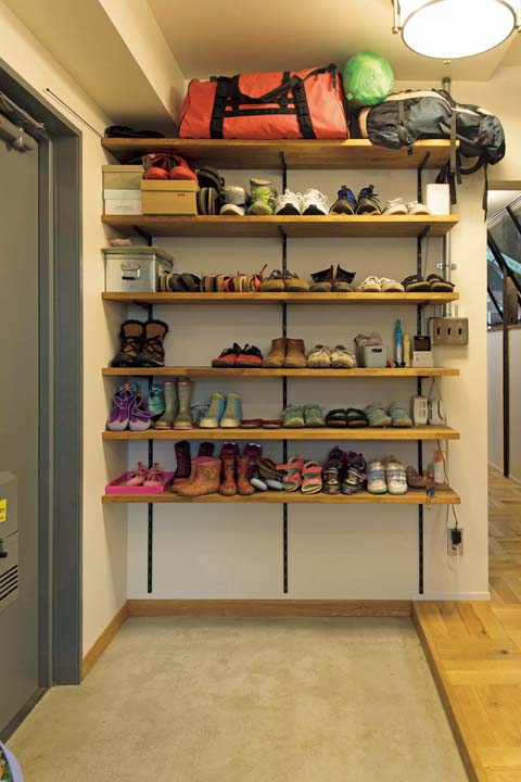 可動式のオープン棚を靴収納に
