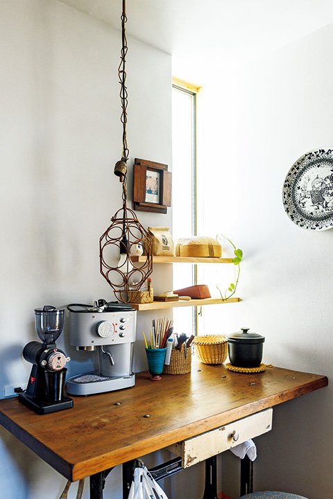 キッチンの背面に設置したレトロなテーブル