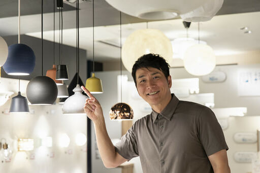 照明を指差す男性