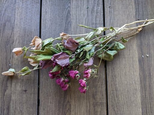 バラとクリスマスローズのドライフラワー