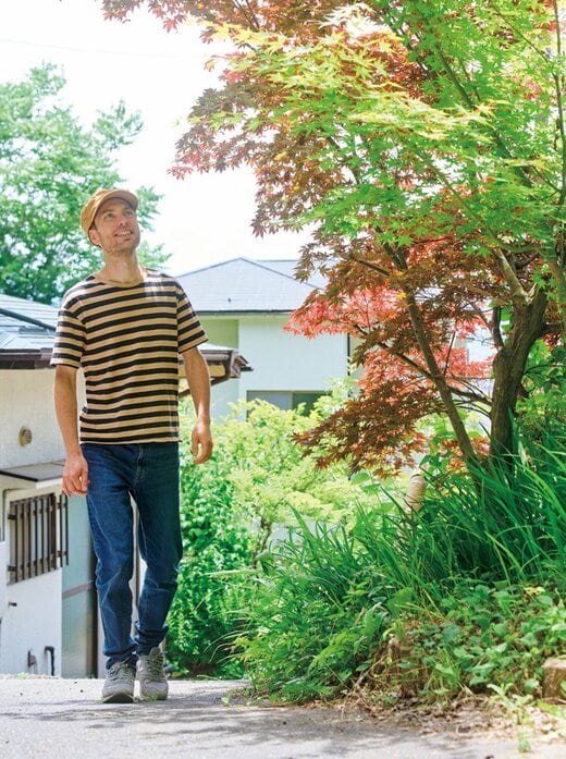 自然の中を散歩する男性