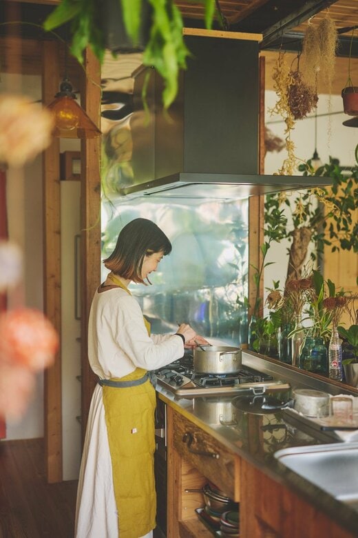 キッチンに立つ宇佐美さん