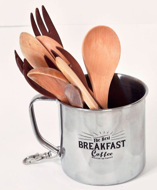 カトラリーをカップにたてる