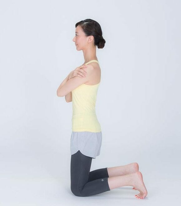 ひざ立ちして胸の前で腕を交差させる