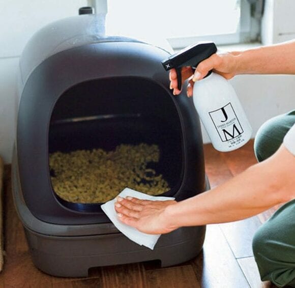 ペットトイレにスプレー