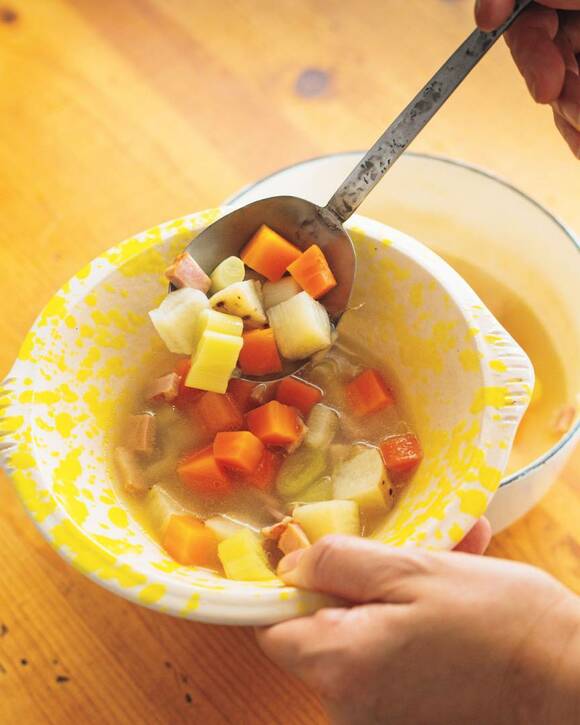 キューブ状のニンジンポテトなど