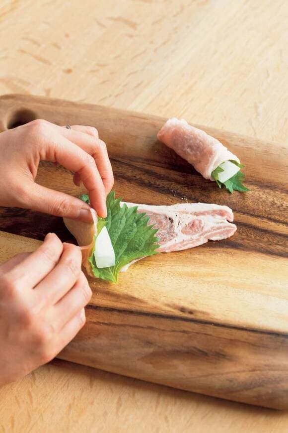 シソと豚肉をまく様子