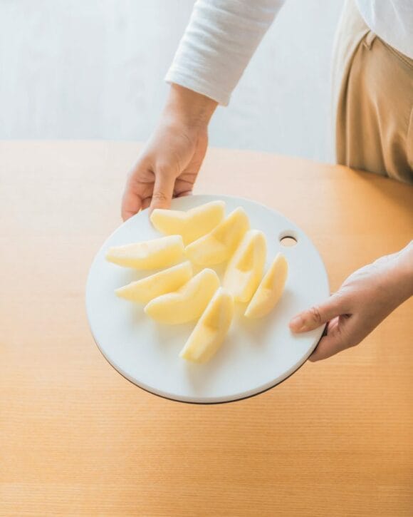 丸いカッティングボードにフルーツを盛りつけた様子