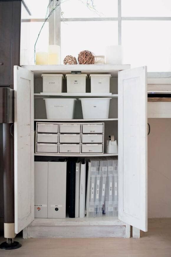 白い棚にしろの収納ボックス