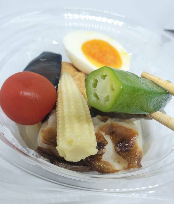 おでん夏バージョンのオクラを持つ様子