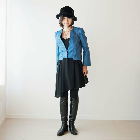 ハードな装いを和らげるファー素材のハット