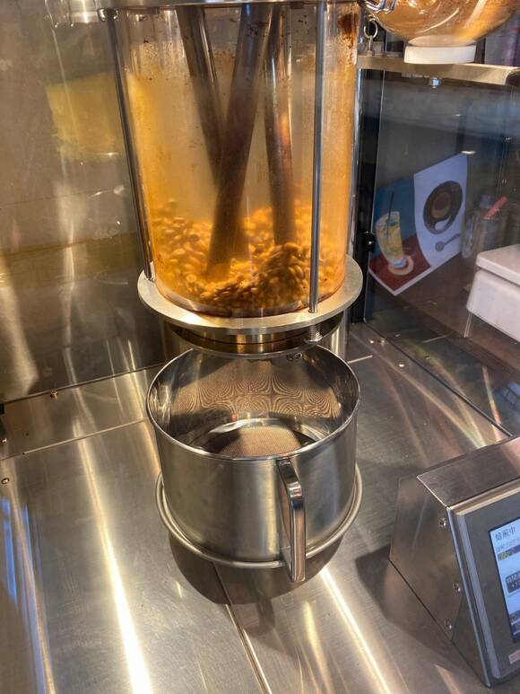 焙煎機にコーヒー豆