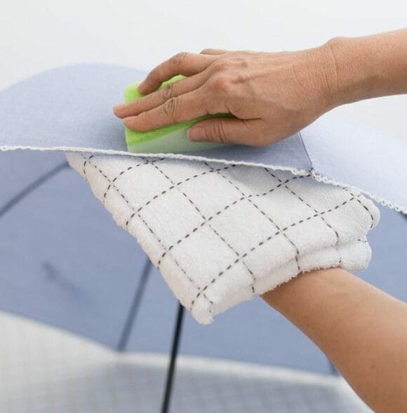 布地の部分をぽんぽんとたたき洗いする