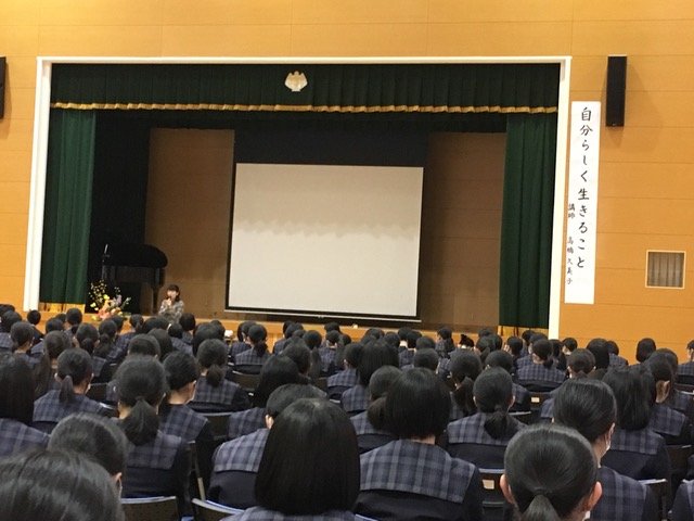 たくさんの生徒が集まっている少年式の様子