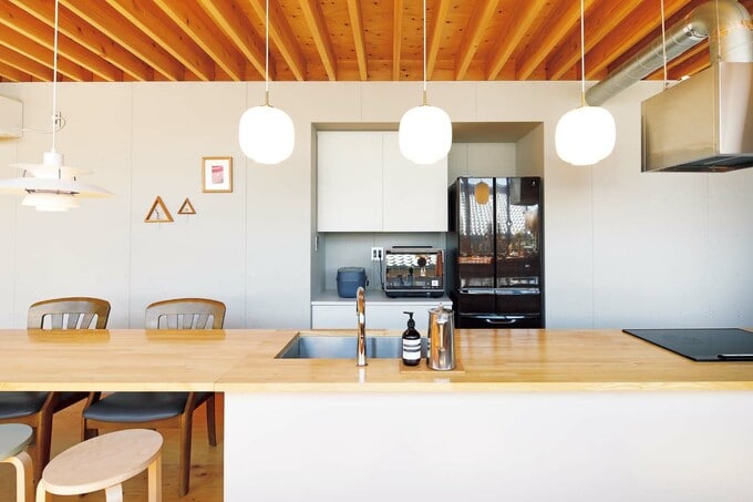 テーブルのすぐ横にシンク