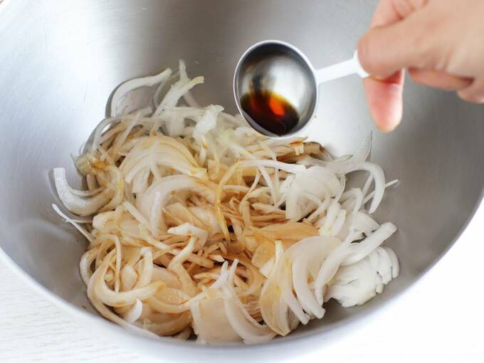 新タマネギに調味料を加える