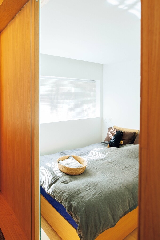 こもり感を味わえる落ち着いた雰囲気の寝室