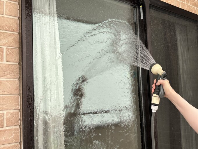 窓を水洗いしているところ