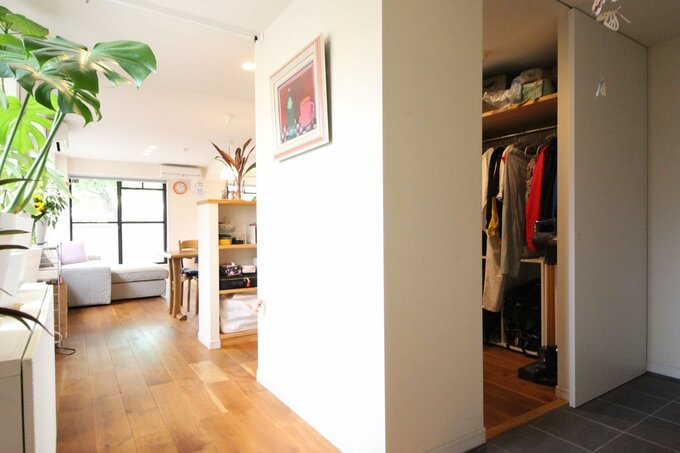 シューズクローゼットの右側はコートかけ