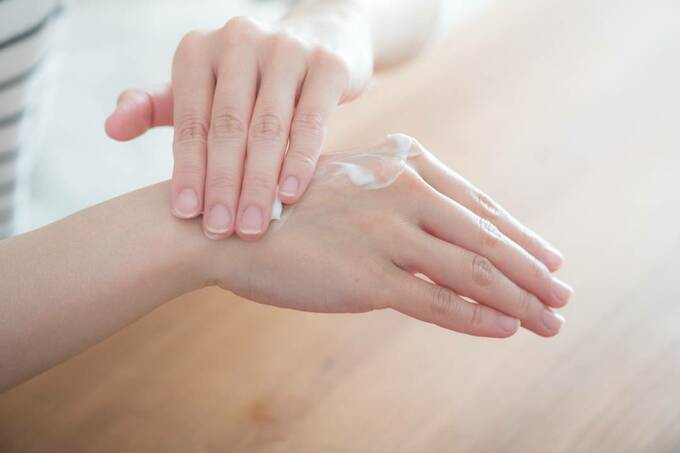 ハンドクリームを塗る様子