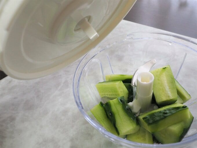 切った食材を容器の半分以下まで入れる