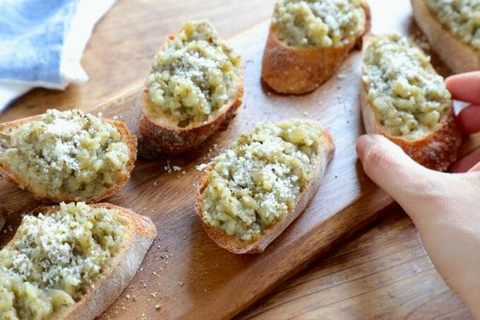 ナスペーストのバケットのせを持つ様子