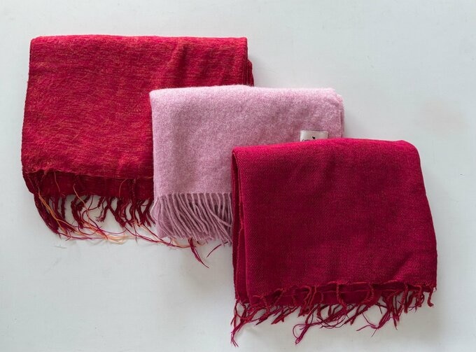 ピンクと赤のストール