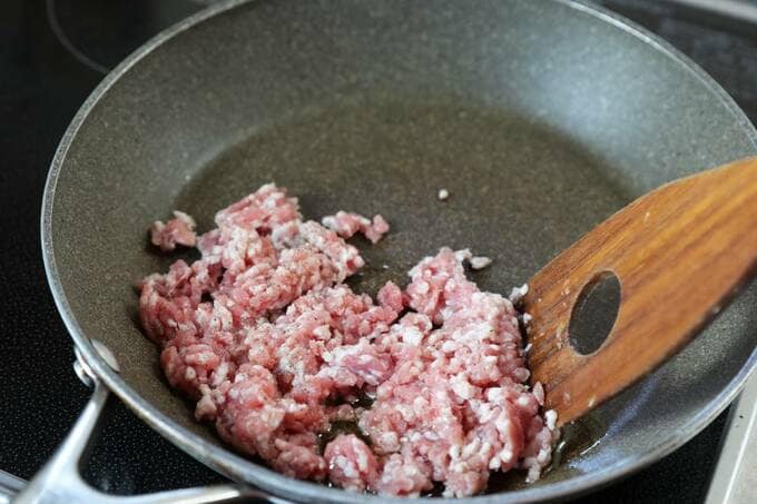 フライパンに豚ひき肉