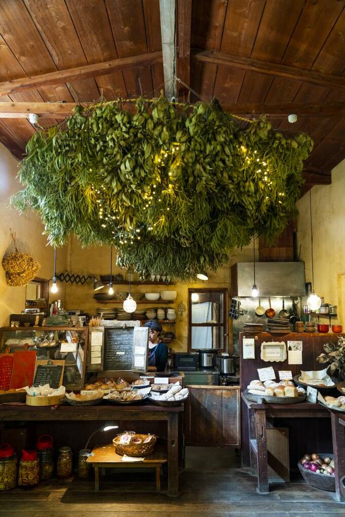 店内にはゆったりくつろげるカフェスペースも