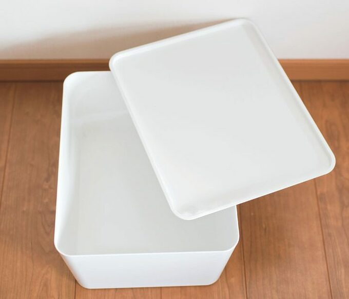 フタつきの白いボックス