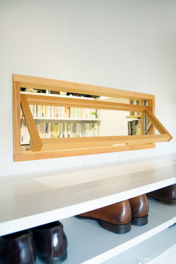 玄関土間には室内窓を設置