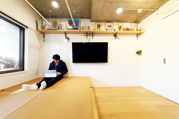 小上がりでパソコン作業をする長男