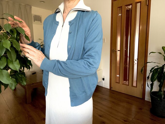 青色のカーディガン