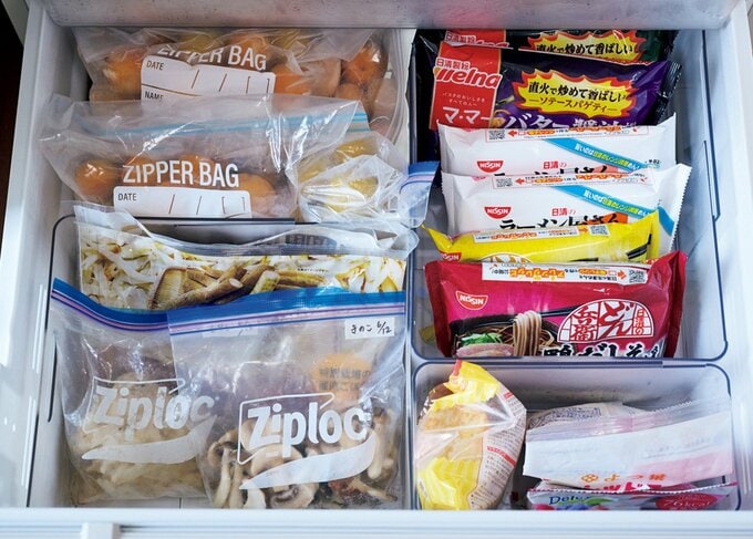 冷凍食品や保存袋に入れられた食品が並ぶ冷凍庫内