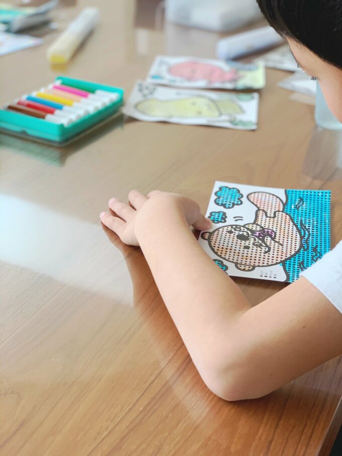 お絵描きする子ども