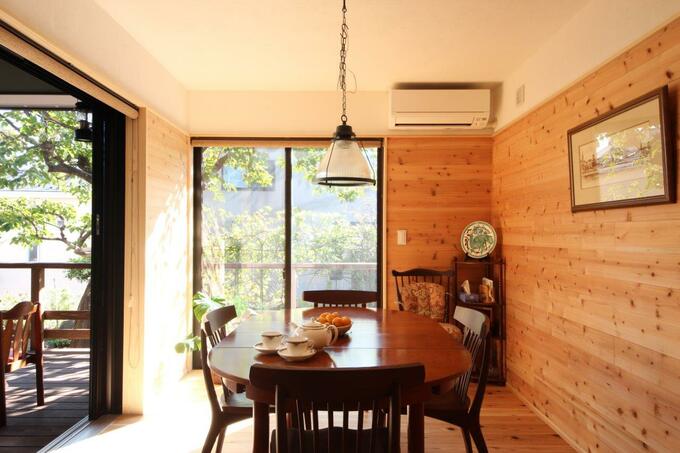 ダイニングから窓の外を望む