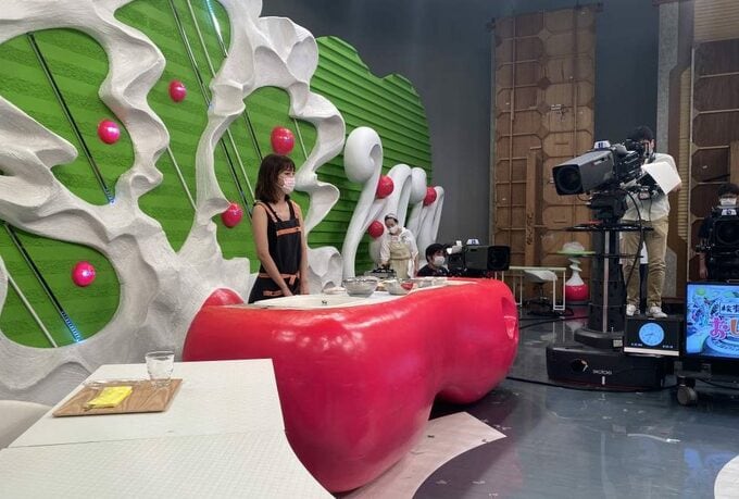 スタジオにマスクをした女性