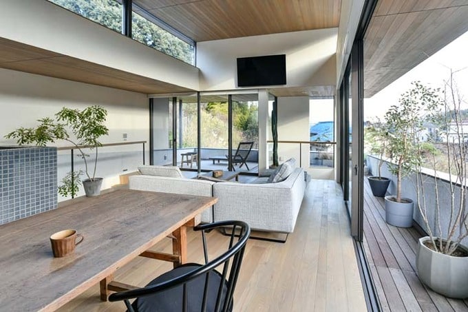 眺望が開けた南東側に軒下空間を設けることで広がりを演出