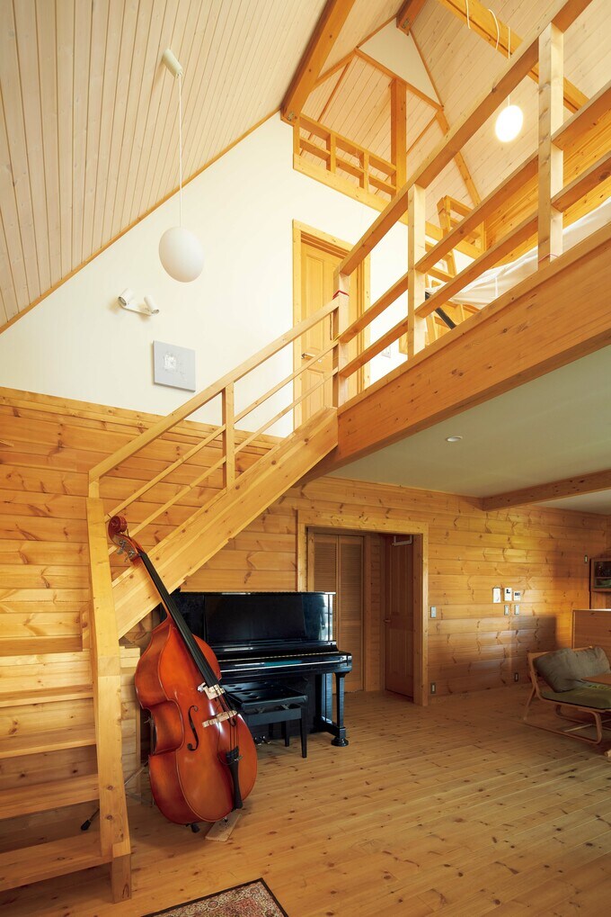 吹き抜けの開放感あふれる空間