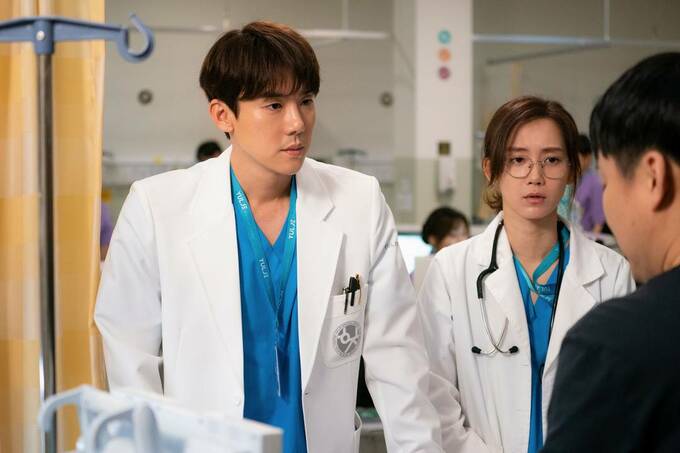 白衣を着た男女