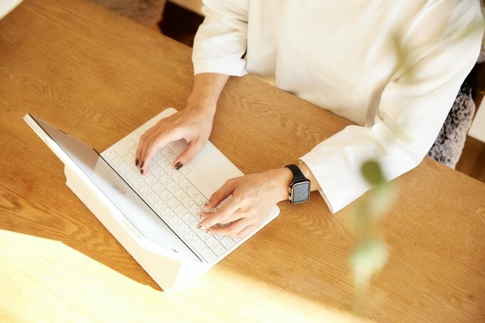 パソコンをする女性