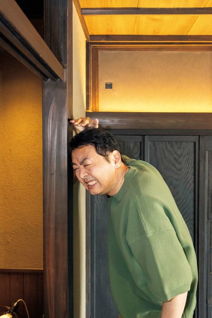 鴨居の低さに驚くアンガールズ田中さん