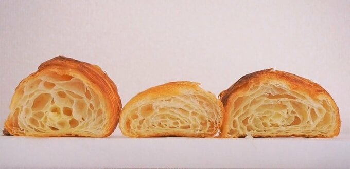 国産バターが使われているクロワッサンの断面の様子