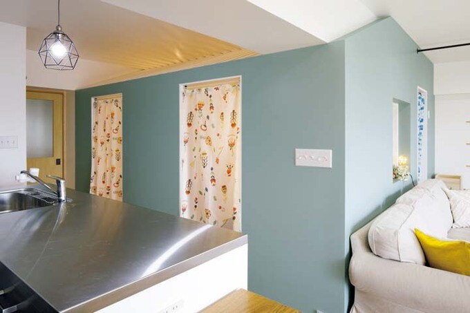 子ども室の出入り口はIKEAのシャワーカーテンを使用