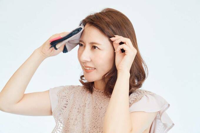 汗をふく女性