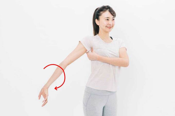 ひじを軽く曲げてさらに手を内側にねじる